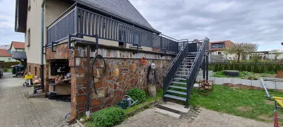 Außentreppe aus Stahl mit Podest an einem Gebäude