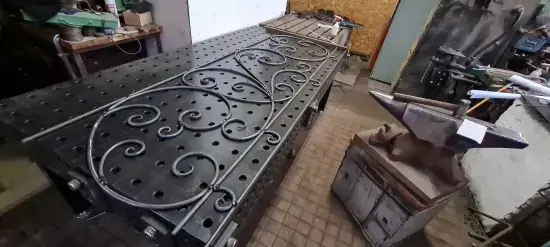 Eingangstreppe aus Metall mit Geländer an einem Wohnhaus