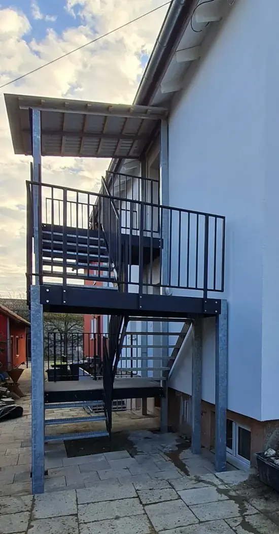 Außentreppe aus Metall an einem Bestandsgebäude
