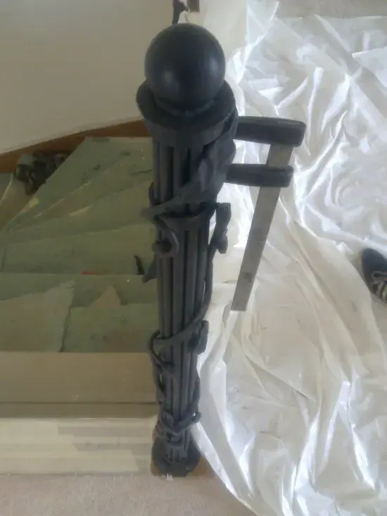 Innentreppe mit Metallgeländer in einem Wohnhaus