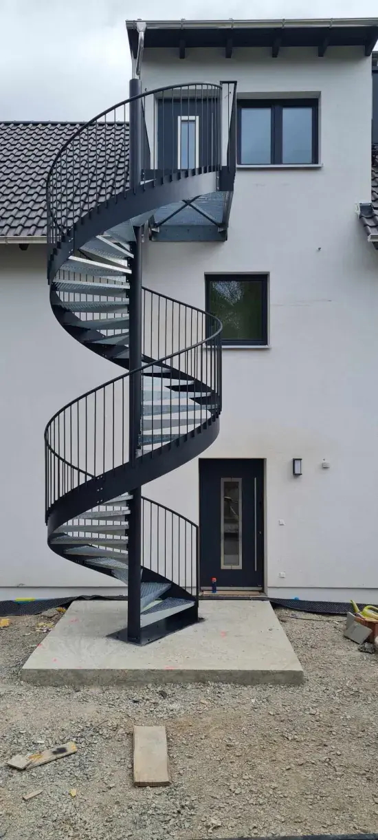 Wendeltreppe aus Metall an einem Wohnhaus