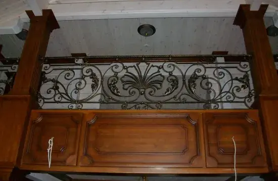 Geschmiedetes Treppengeländer aus Metall mit Ornament