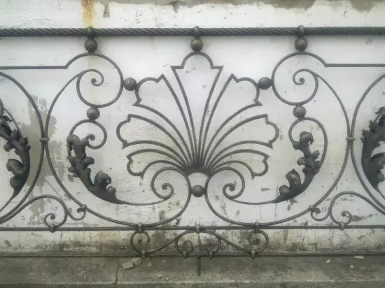 Geschmiedetes Metallgeländer in einem Altbau
