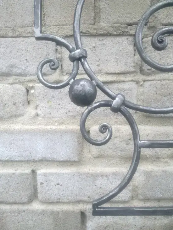 Treppengeländer aus Metall mit Zierelementen