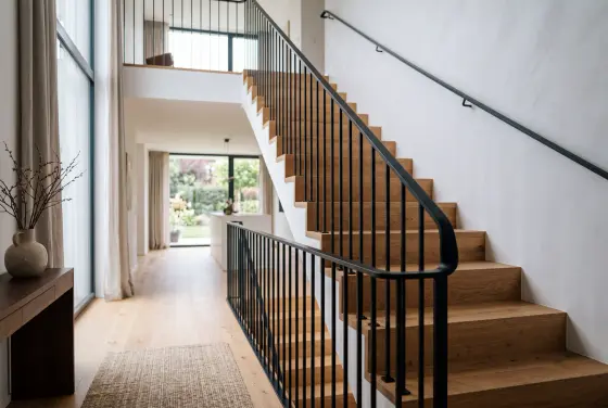 Minimalistisches Treppengeländer aus mattschwarzem Stahl mit vertikalen Stäben