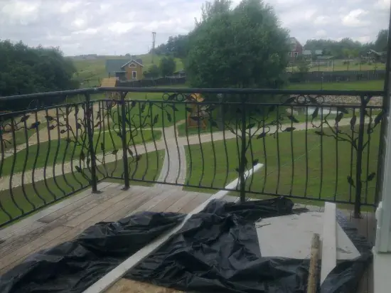 Wendeltreppe aus Metall mit Rundgeländer